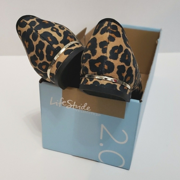LIFE STRIDE, Leopard Print Slip-On Flat Shoes, Women's Size: 6.5, $29 - Picture 5 of 8